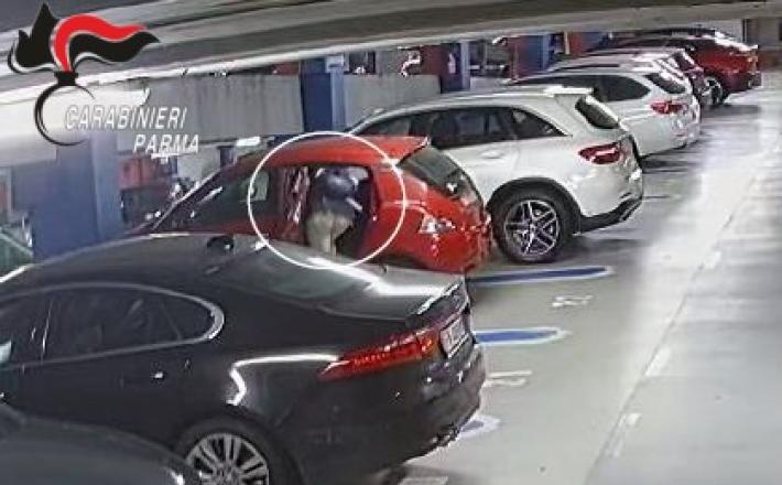 Parma: ruba 7 bottiglie di vino da un auto in sosta all&rsquo;interno del parcheggio &ldquo;fratti duc&rdquo;. Denunciato 30enne dell&rsquo;est Europa.