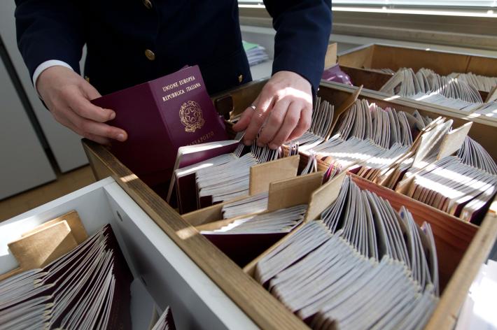Odissea passaporti &laquo;Finalmente siamo riusciti a prenotare&raquo;