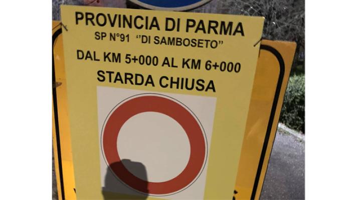 Chiusa la provinciale di Samboseto con errore nel cartello dei lavori