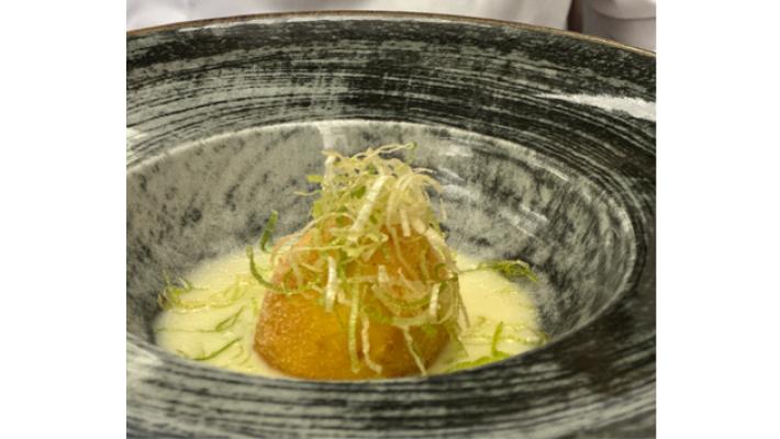 Uovo bazzotto panato e fritto su fonduta di pecorino 