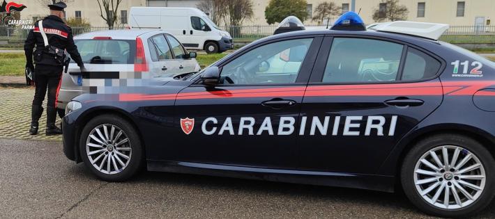 Le ruba la borsa che portava a tracolla.  Identificato e denunciato 51enne italiano