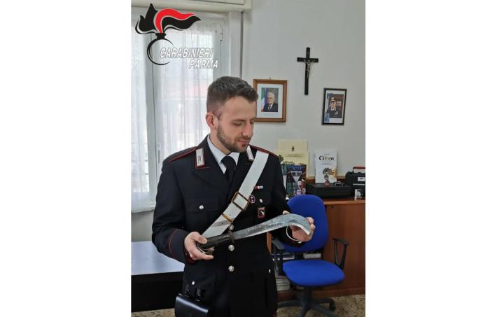 Litiga con i vicini perde la testa li minaccia con una roncola