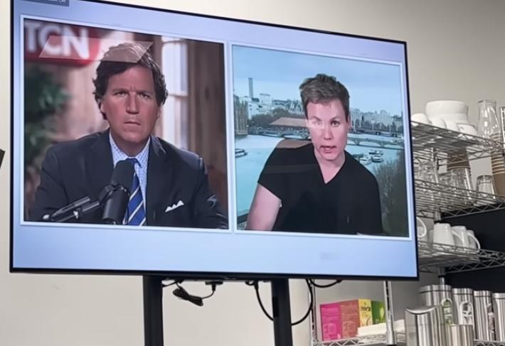 Si finge consulente digitale di kate Middleton (licenziato in tronco) e si fa intervistare da un noto conduttore - Video