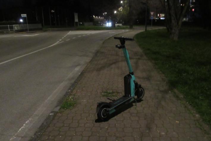 &laquo;Via Ximenes, un monopattino elettrico nel bel mezzo del marciapiede. E del disturbo&raquo;