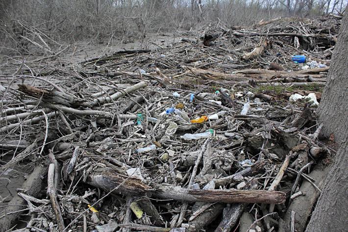 Il Po si &egrave; ritirato, in &laquo;dono&raquo; una gran quantit&agrave; di rifiuti