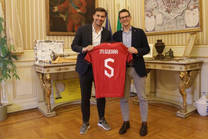  Lorik Cana, storico Capitano della Nazionale di calcio albanese, in Municipio a Parma