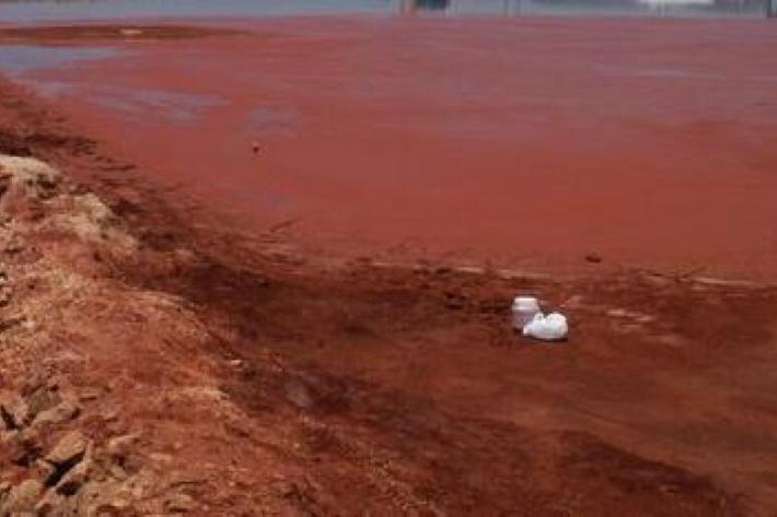 Fanghi rossi scarti di miniere invadono spiaggia di Piscinas