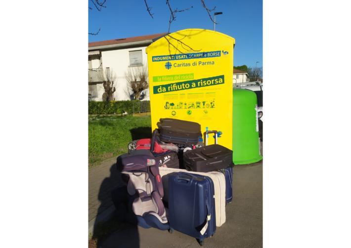 Valigie abbandonate in strada Manara (anche con l'etichetta...) 