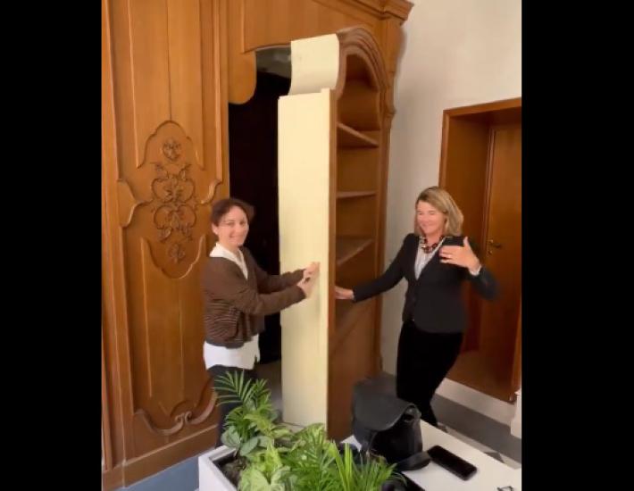 Scoperta a palazzo Grazioli la porta segreta di Berlusconi: &ldquo;Un buon modo per far andar via gli ospiti in fretta?&rdquo; - Video