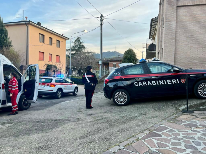 Boretto - Sorprende la moglie del suo amico con un altro, e li prende a calci e pugni: denunciato dai carabinieri