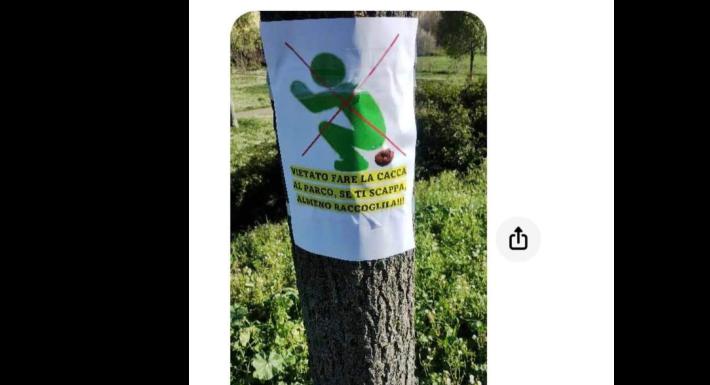 Via Milano, il parco diventa una toilette a cielo aperto: e qualche cittadino chiede... rispetto