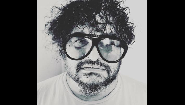 Artista accusato di blasfemia accoltellato a Carpi, "il quadro offensivo" imbrattato 