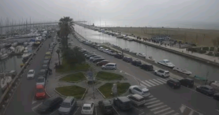 Viareggio affollata: esauriti ristoranti spiaggia (nonostante un meteo non primaverile)