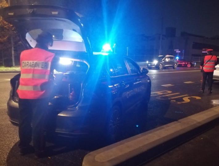 Cerca di rubare su un furgone ma i passanti lo fanno desistere: denunciato dai carabinieri