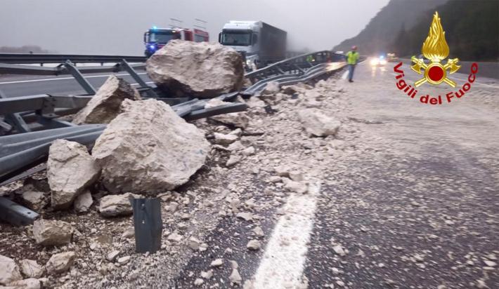 Friuli, cade una frana sull'A23: autostrada chiusa 