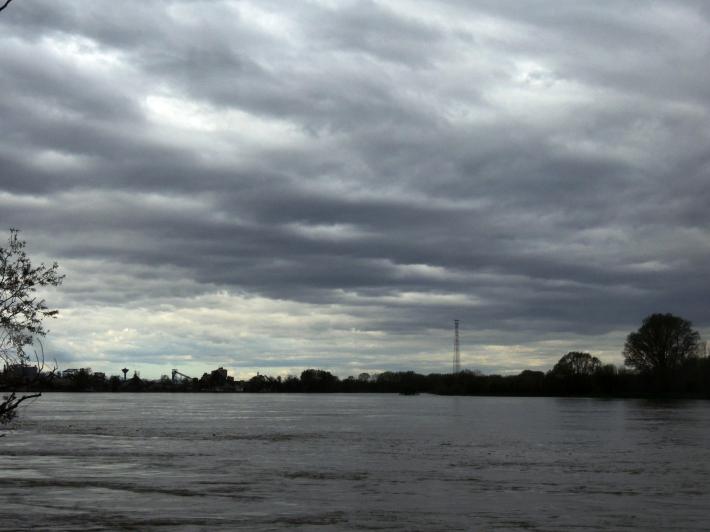 La piena del Po &egrave; passata nella Bassa. Trasporto eccezionale via fiume bloccato per motivi di sicurezza 