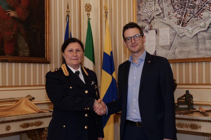 Il sindaco Guerra saluta la dirigente della Polizia stradale Katia Grenga