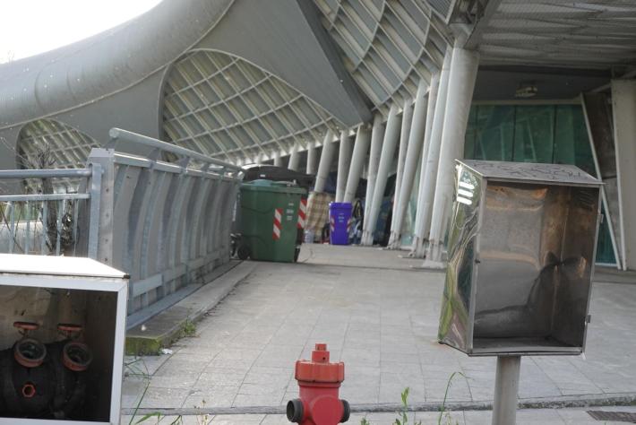 Il bivacco continua. E arrivano i cassonetti per le immondizie