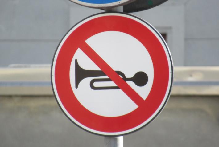 Segnale &laquo;scomparso&raquo; sulle strade italiane? Macch&eacute;, eccolo davanti all&rsquo;Ospedale Maggiore