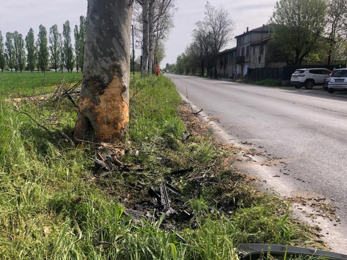 Schianto nella notte, auto contro un albero a Chiozzola, morto parmigiano 39enne