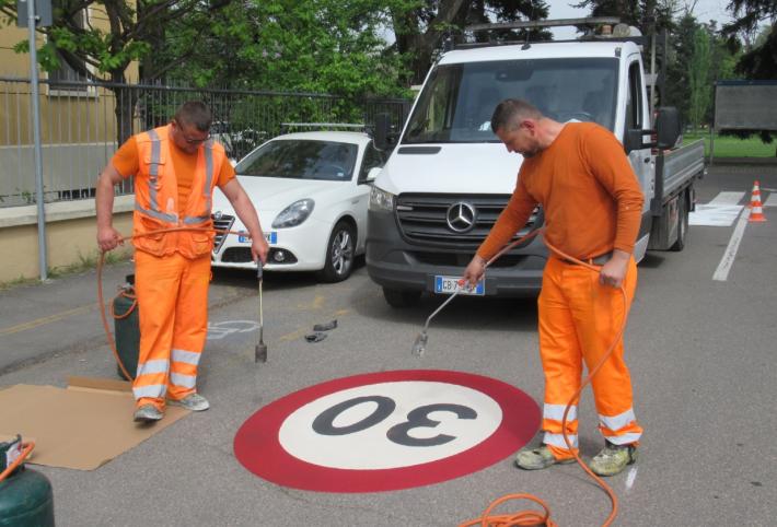 Nuova &laquo;zona 30&raquo; tra via Torelli, viale Duca Alessandro e via Montebello: arriva la segnaletica