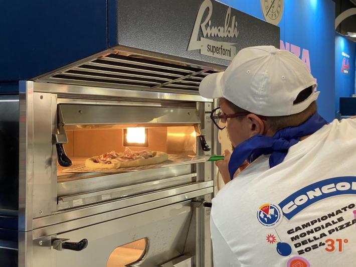 Sfide da &laquo;leccarsi i baffi&raquo;. Al via i mondiali della pizza