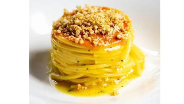 Spaghetto allo zafferano, ricci di mare, quinoa croccante