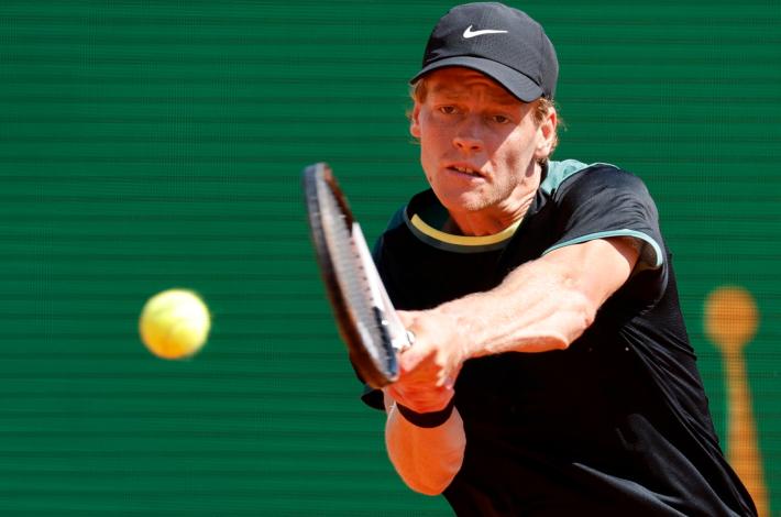 Master 1000 di Montecarlo: Sinner si fa male e viene eliminato. In finale  va Tsisipas