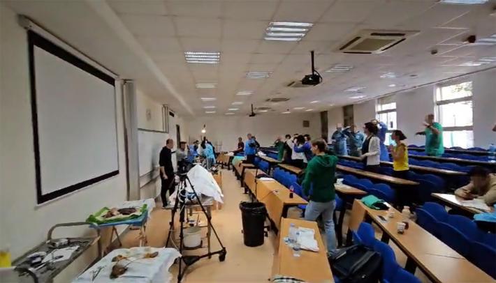 Medici ballano con Gioca Jouer di Cecchetto durante un'autopsia. Ora rischiano provvedimenti disciplinari