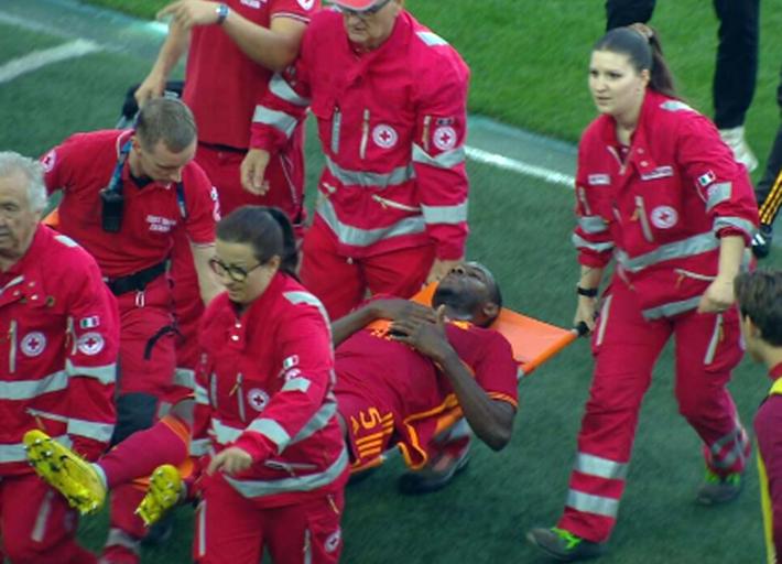 N'dicka si accascia sul campo durante Udinese-Roma dopo un dolore al petto. Giocatore sempre cosciente: accertamenti medici in corso. Gara sospesa