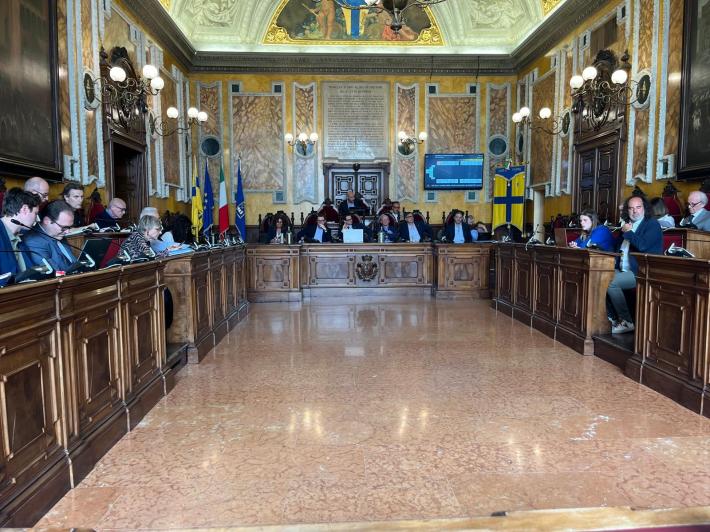 Il consiglio comunale  commemora Giovanni Paolo Bernini. I servizi pre-scuola saranno gestiti dal Comune.  Maggioranza divisa sui criteri di assegnazione degli alloggi Erp. Due di Effetto Parma votano