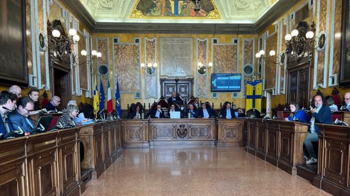 Il consiglio comunale  commemora Giovanni Paolo Bernini. I servizi pre-scuola saranno gestiti dal Comune.  Maggioranza divisa sui criteri di assegnazione degli alloggi Erp. Due di Effetto Parma votano