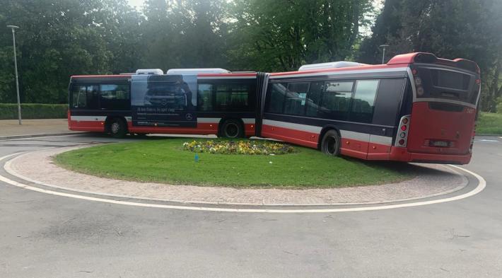 Salsomaggiore: il bus si &laquo;incastra&raquo; nella rotatoria del parco Mazzini 
