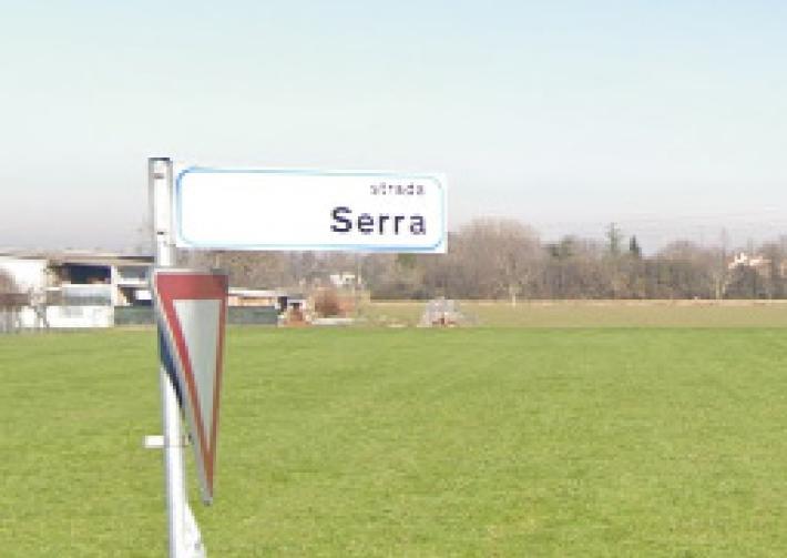 Scontro tra due auto a Porporano e una si ribalta. Arrivano 118, vigili del fuoco e l'elisoccorso: un ferito al pronto soccorso