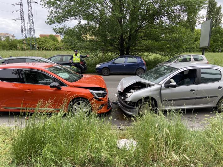 Via Europa nel caos, due incidenti (quasi contemporanei) sulla stessa strada: un'auto si ribalta e un frontale 