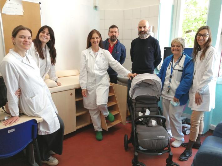 Mattia e gli amici donano fasciatoio e passeggino per i piccoli della Neonatologia del Maggiore