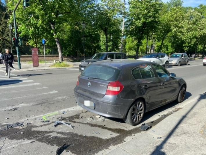Scontro violento tra due auto a Barriera Farini: due feriti 