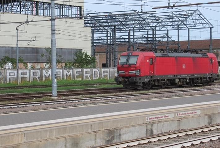 Stazione di Reggio Emilia, quella scritta offensiva... pi&ugrave; per Reggio che per Parma, per&ograve;