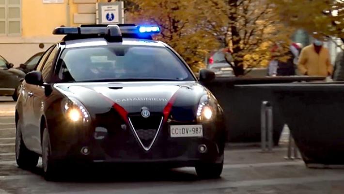 Lo seguono, lo sgambettano e gli starppano due catenine dal collo. Denunciati due 19enni tunisini