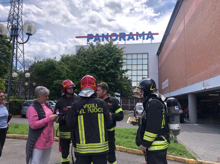 Incendio al Panorama, evacuato l'edificio: le fiamme partite dal controsoffitto, tutto l'interno invaso dal fumo