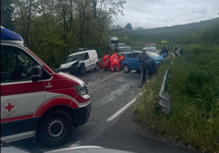 Frontale tra due auto davanti alla Fratta. Due feriti