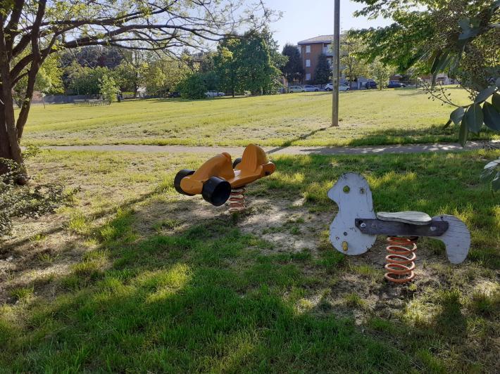 Giochi in cattive condizioni al parco Daolio di Fognano