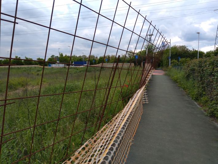 Rete pericolante lungo il vialetto ciclopedonale vicino a via Martiri delle foibe nel quartiere Molinetto