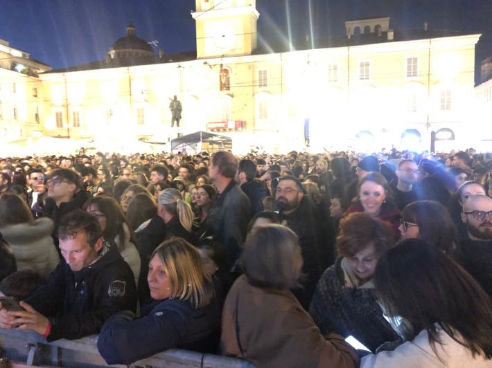 Festa della liberazione: piazza Garibaldi gremita per il concerto di Dargen D'Amico