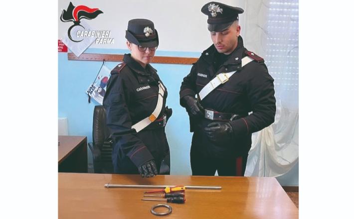 In auto con una spranga di metallo, tre cacciaviti ed un tirapugni: denunciato 20enne residente in provincia