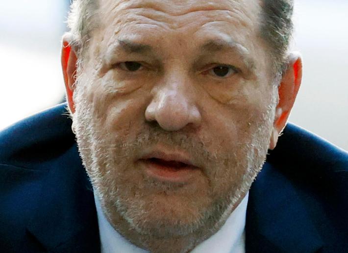 La Corte suprema di New York annulla la condanna per stupro nei confronti di Harvey Weinstein per motivi procedurali