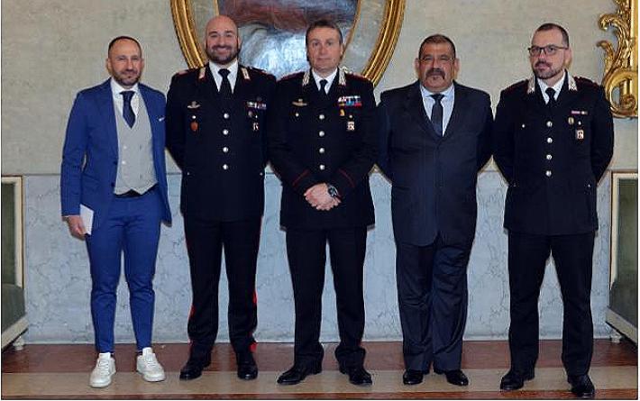 Cerimonia di consegna di riconoscimento a seguito di operazione di servizio