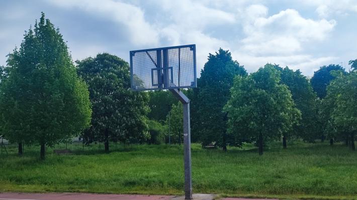 Parco di via Oradour: da luglio dell'anno scorso il tabellone del campetto da basket &egrave; in queste condizioni