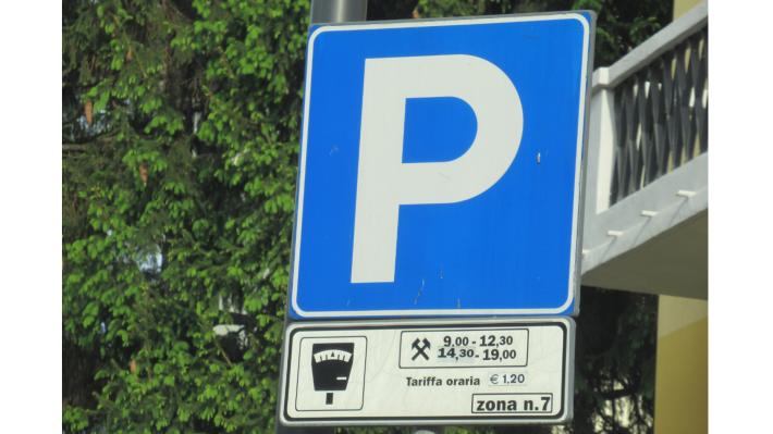 Parma: righe blu, dal 2 maggio addio alla gratuit&agrave; nella &laquo;pausa pranzo&raquo; (12.30-14.30). Centinaia di segnali stradali da aggiornare