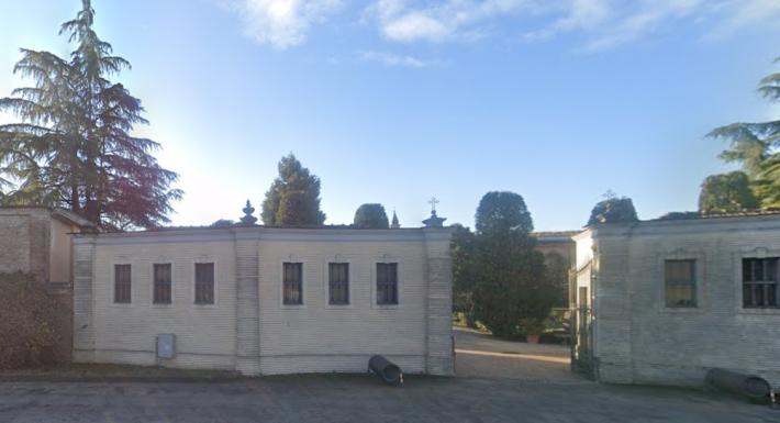 Rubati i fiori da una tomba al cimitero di Soragna 